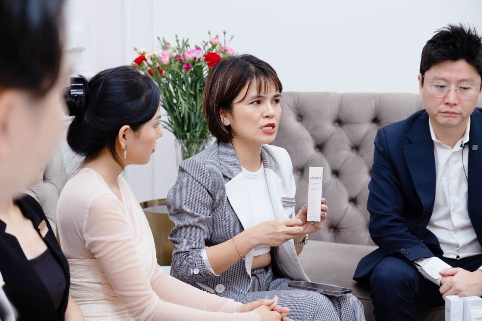 Mr Lee Jung Yup. Mrs Hiếu Phan, và đại diện TMV QT Linh Anh trao đổi về dòng sản phẩm SkinMD